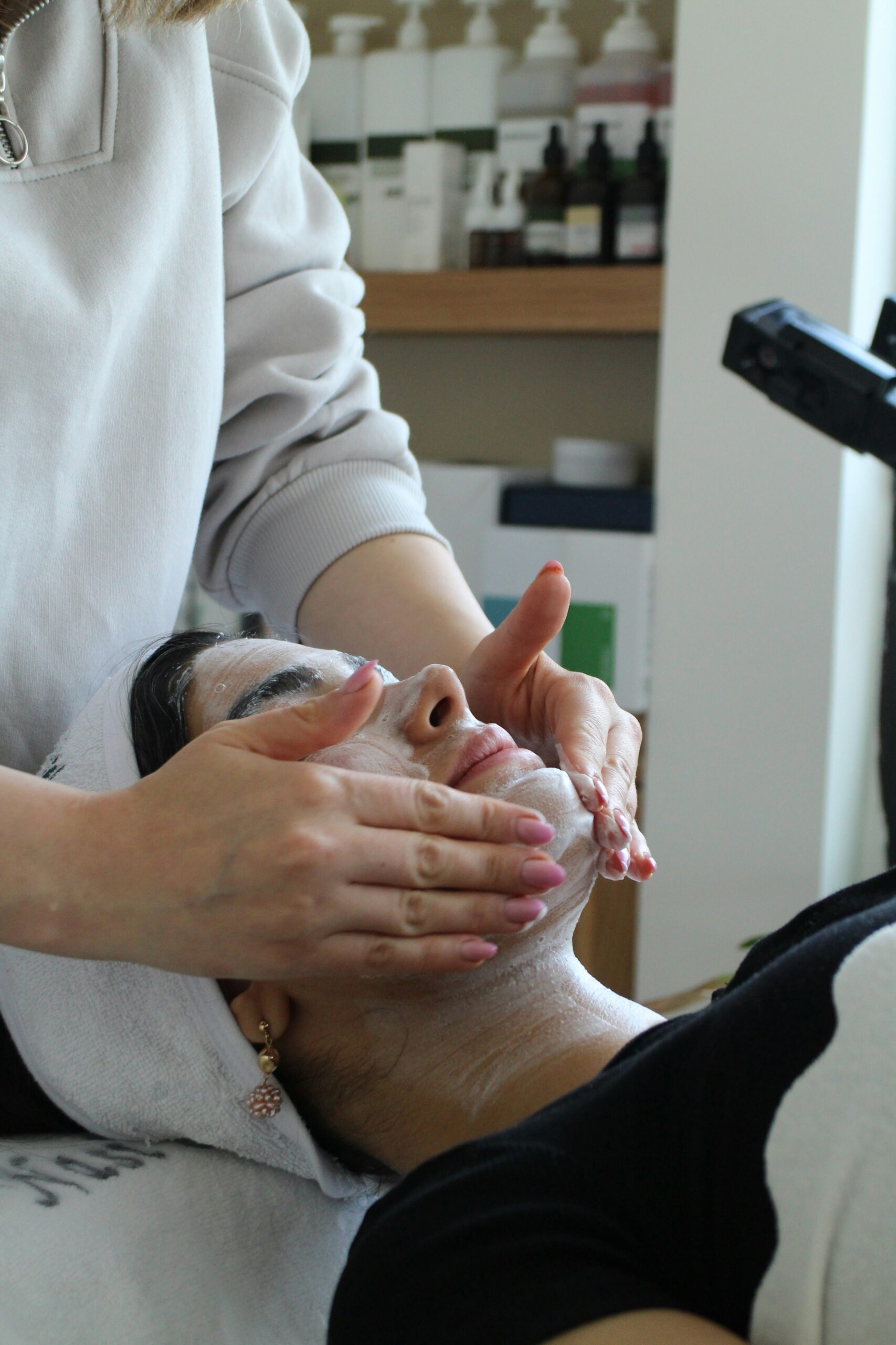 Best Facial for Acne in Istanbul 3 kimia kazemi u93nTfWqR9w unsplash scaled acne-prone skin treatment Istanbul
